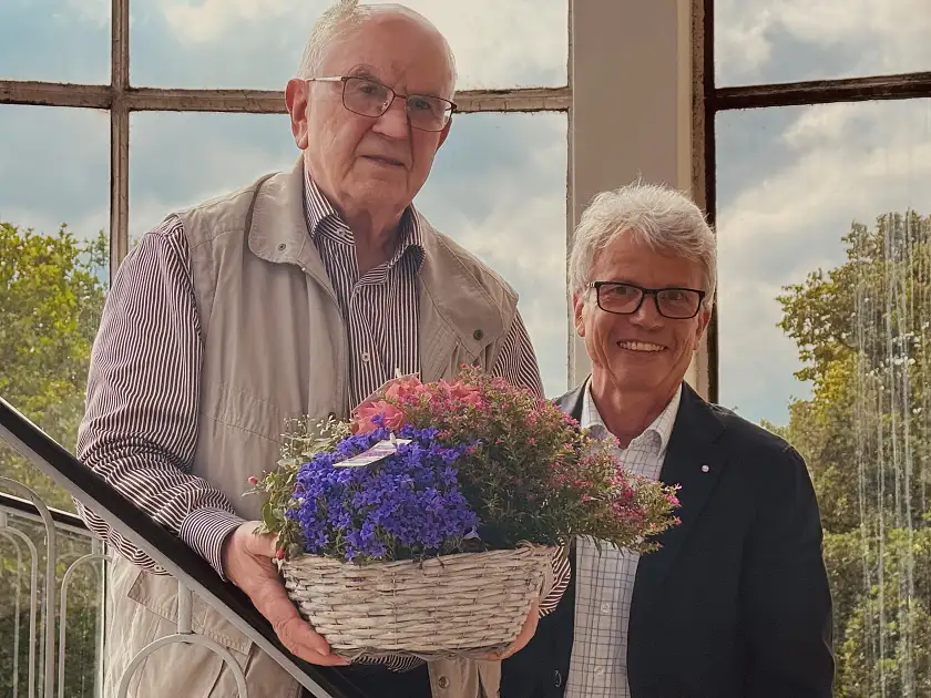 Das Bild zeigt den ehemaligen und neuen Vereinsvorsitzenden. 