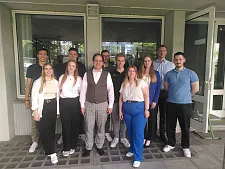 Das Bild zeigt Prof. Dr. Dennis Klein mit Studierenden des Studienganges Steuern und Recht. 