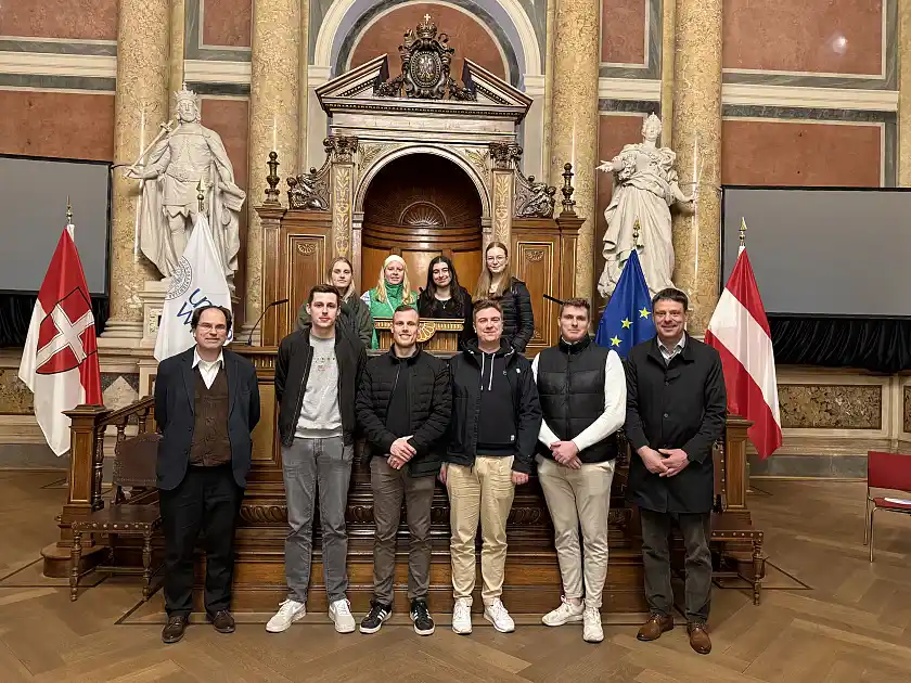 Das Bild zeigt die Teilnehmenden der Studienreise. 