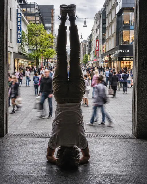 KI Bild Straße Mensch im Kopfstand. 