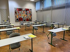 Das Bild zeigt einen Lehrveranstaltungsraum mit Stühlen und Tischen