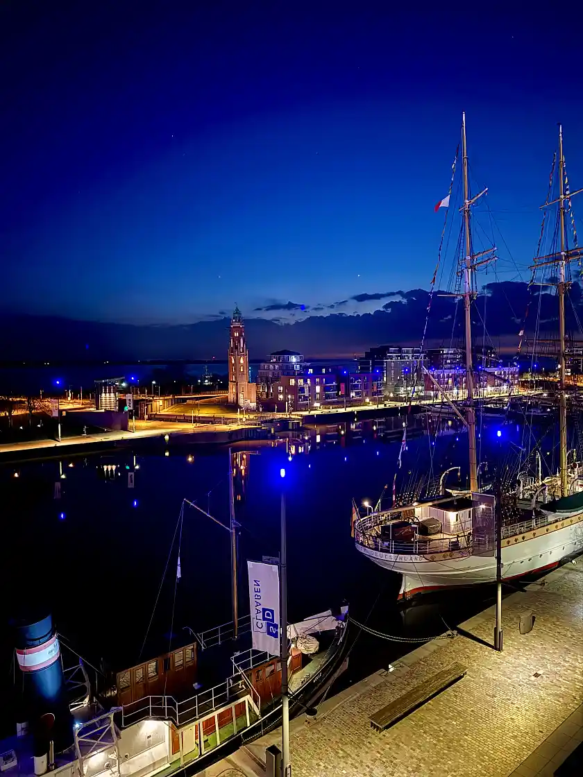 Das Bild zeigt Bremerhaven bei Nacht. 