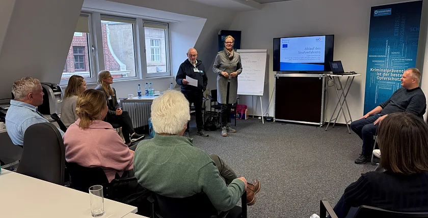 Das Bild zeigt die Referentin Gabriela Piontkowski und die Teilnehmer:innen der Veranstaltung. 