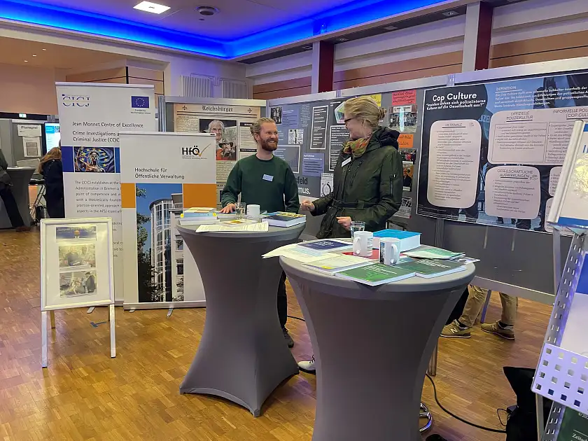 Das Bild zeigt Gabriela Piontkowski und Eric Nissen, die den Messestand der HfÖV betreuten. 