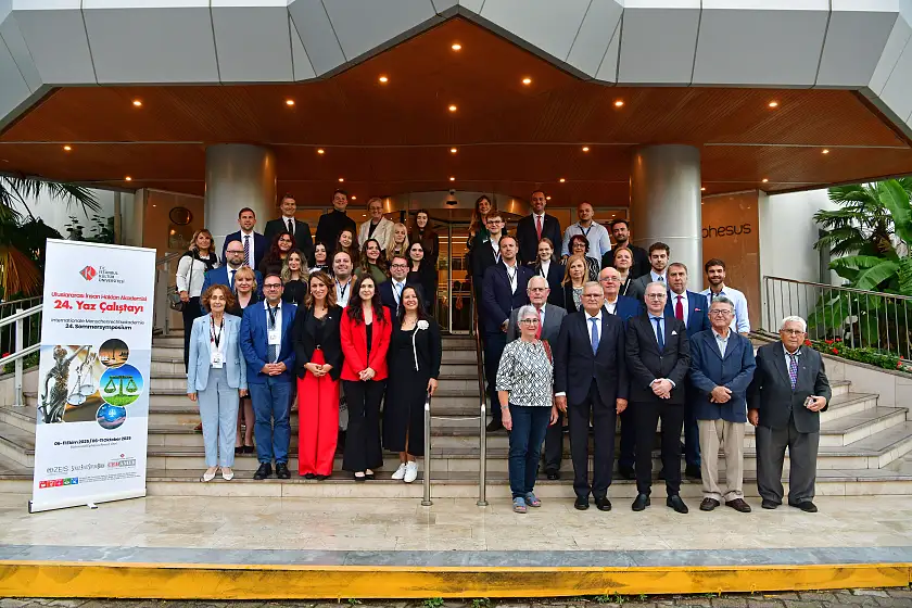 Das Bild zeigt die Teilnehmerinnen und Teilnehmer der Tagung. 