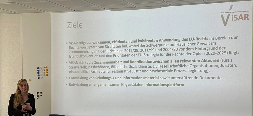 Das Bild zeigt die Referentin Sarah Kunkel-Holland. 