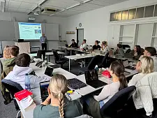 Das Bild zeigt den Referenten, Jürgen Osmers, mit Studierenden des Wahlpflichtmoduls. 