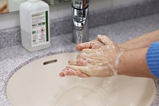 Das Bild zeigt einen Menschen, welcher seiner Hände wäscht. 