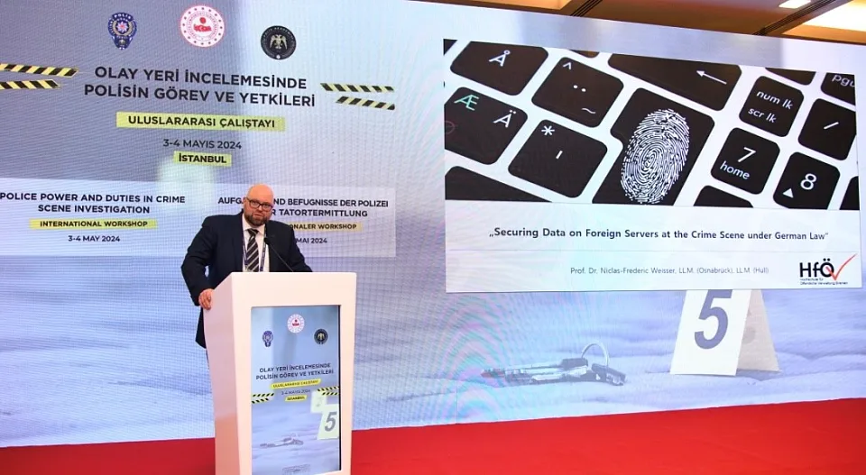 Das Bild zeigt Prof. Dr. Weisser bei seinem Tagungsbeitrag. 